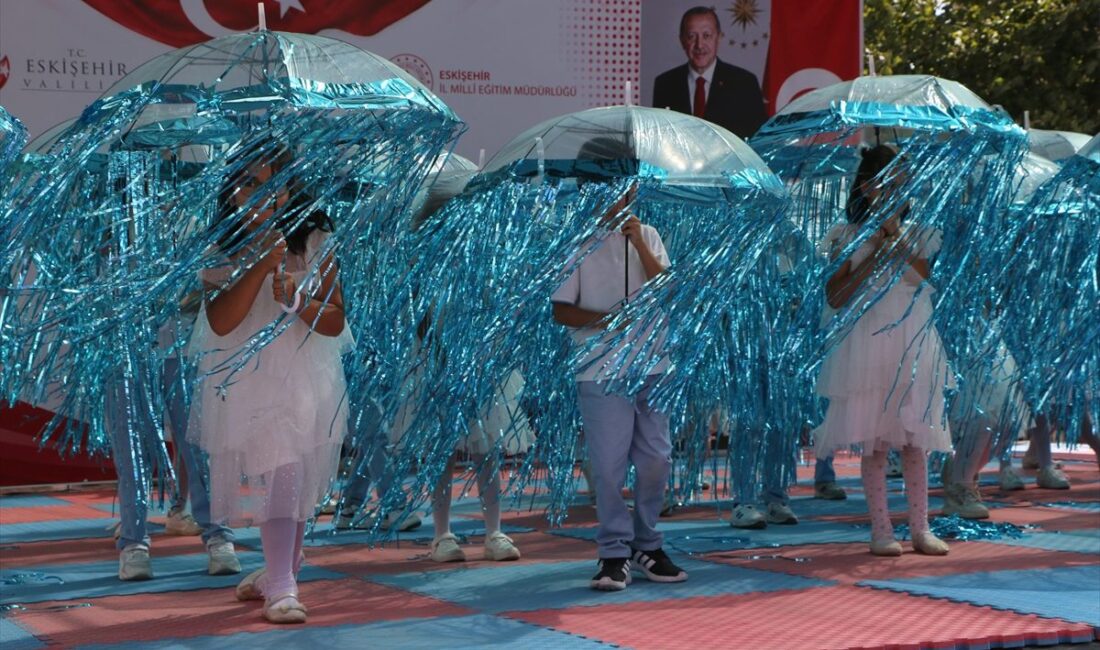 Bursa'da eğitim yılı resmi olarak başladı ve öğrenciler, eğitim kurumları