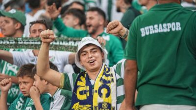 Bursa'da gerçekleşen futbol karşılaşmasında, takımlar arasındaki müthiş mücadele sonucunda 4-0'lık