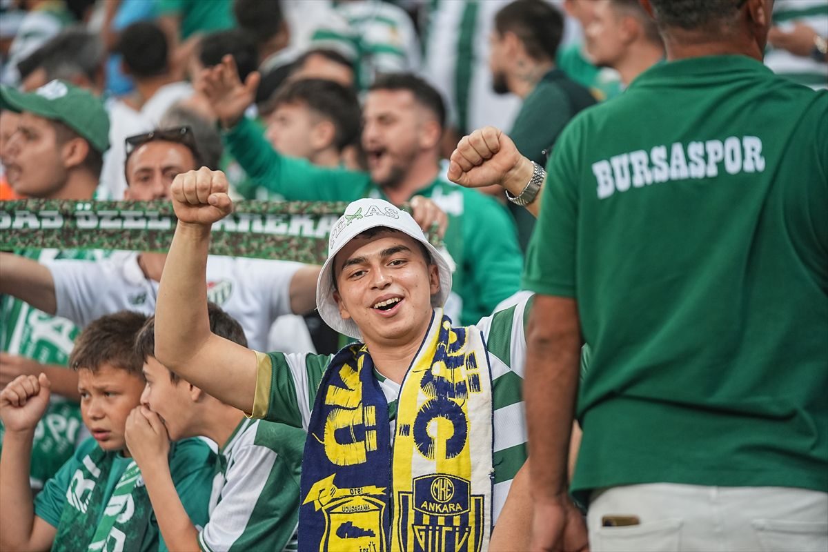 Bursa'da gerçekleşen futbol karşılaşmasında, takımlar arasındaki müthiş mücadele sonucunda 4-0'lık