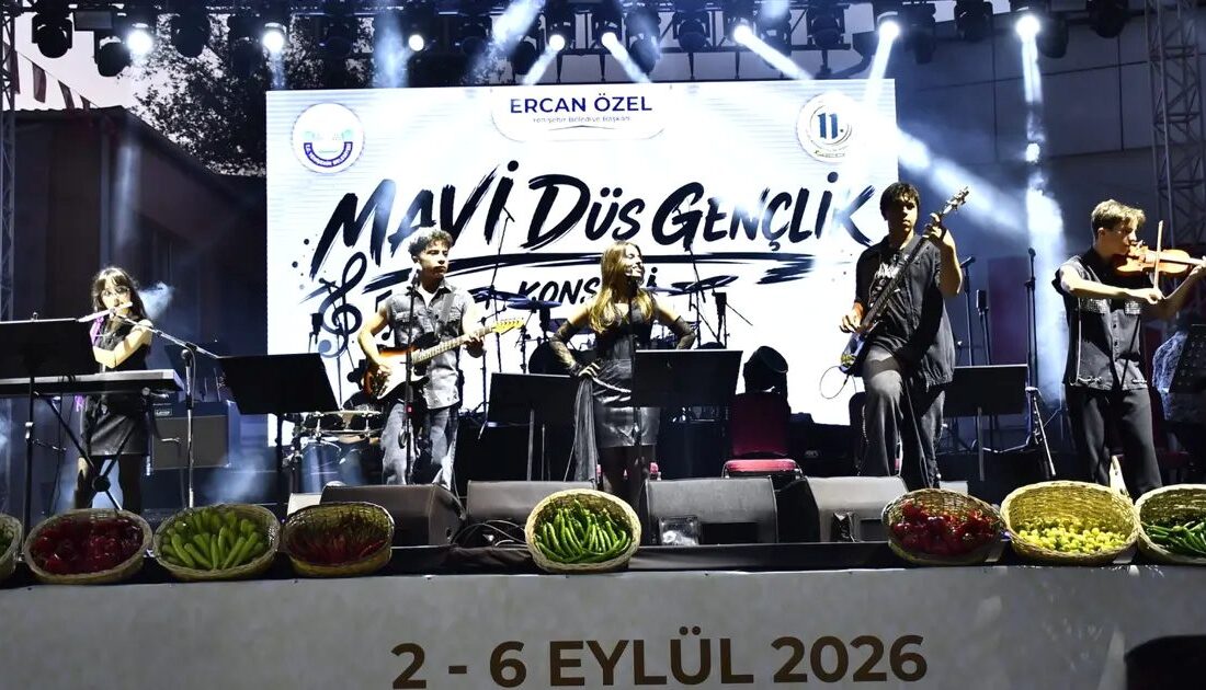 Bursa'da genç müzisyenlerin coşkulu performansı, kültürel zenginliği ve müzik tutkusunu