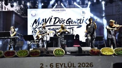 Bursa'da genç müzisyenlerin coşkulu performansı, kültürel zenginliği ve müzik tutkusunu