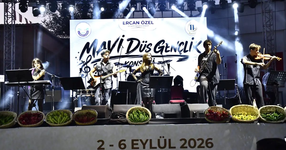 Bursa'da genç müzisyenlerin coşkulu performansı, kültürel zenginliği ve müzik tutkusunu