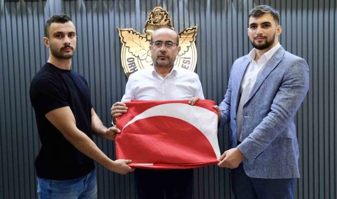 Bursa'da gençler tarafından gerçekleştirilen anlamlı bayrak değişimi, birlik ve beraberliğin