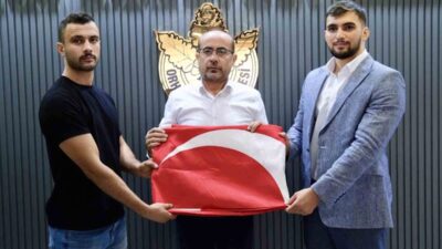 Bursa'da gençler tarafından gerçekleştirilen anlamlı bayrak değişimi, birlik ve beraberliğin