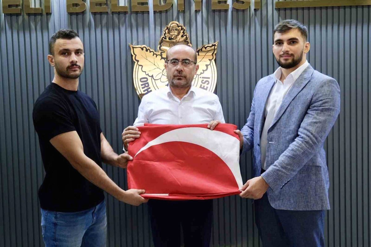Bursa'da gençler tarafından gerçekleştirilen anlamlı bayrak değişimi, birlik ve beraberliğin