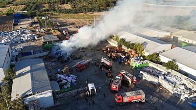 Bursa'daki geri dönüşüm deposunda çıkan yangın sonucu 1 kişi dumandan