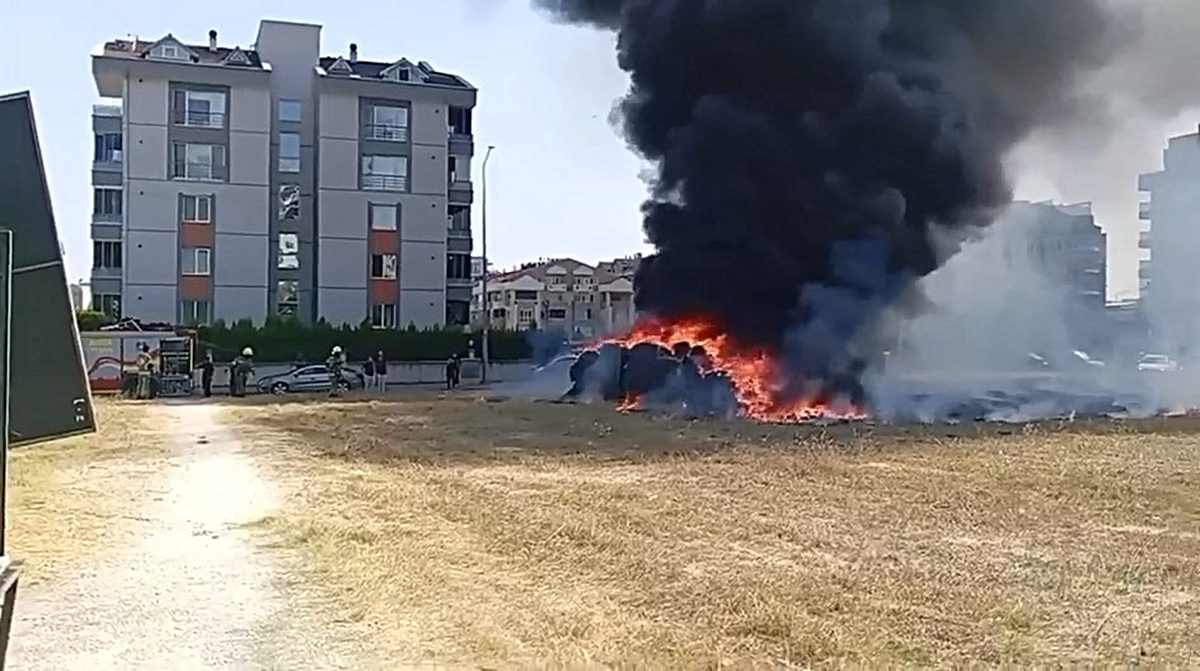 Bursa'da halı saha yangını kontrol altına alındı. Ekipler yangını söndürmek