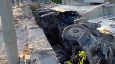 Bursa'da kontrolden çıkan hafriyat kamyonu kazaya neden oldu. Detaylar ve