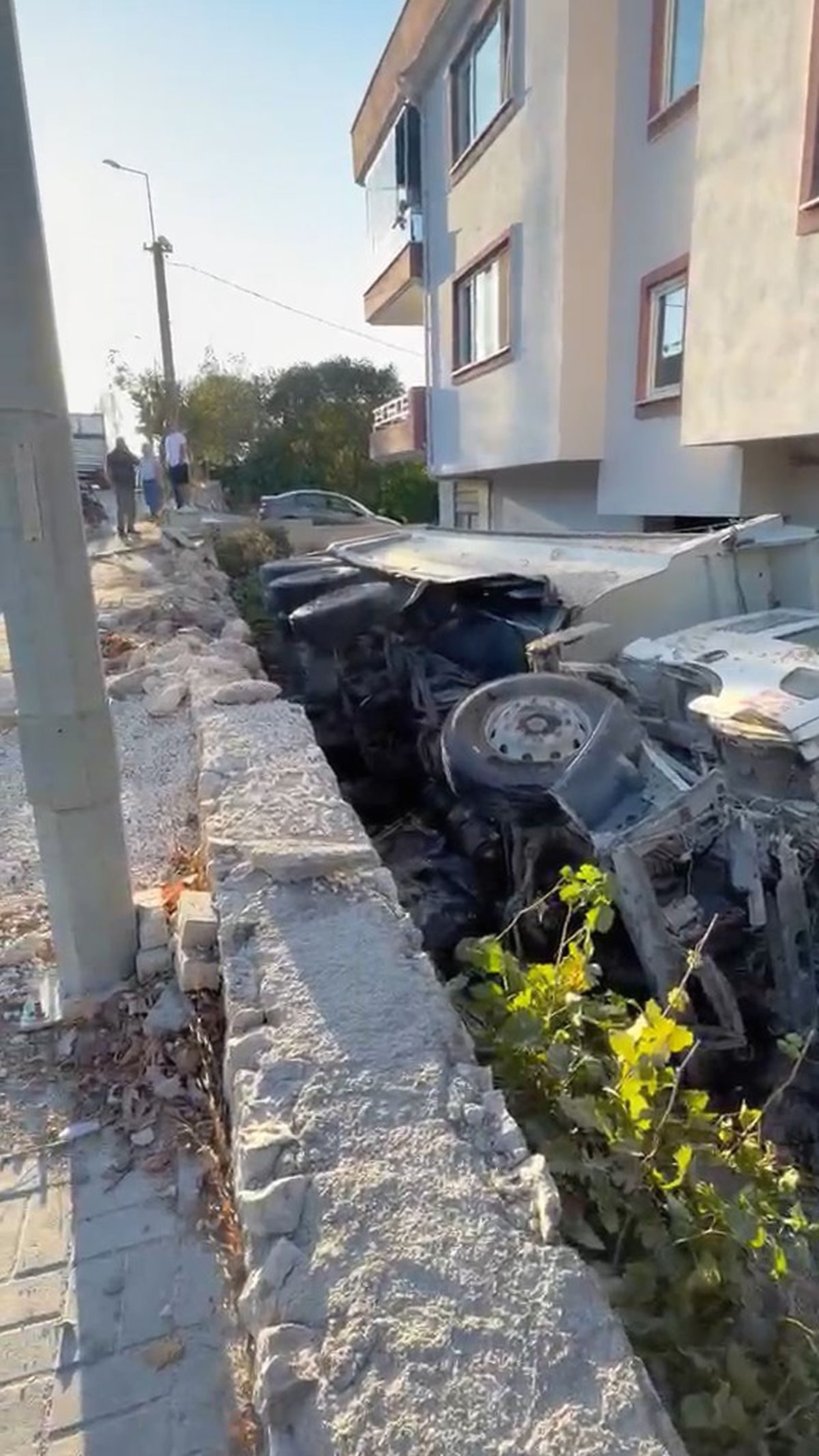 Bursa'da kontrolden çıkan hafriyat kamyonu kazaya neden oldu. Detaylar ve