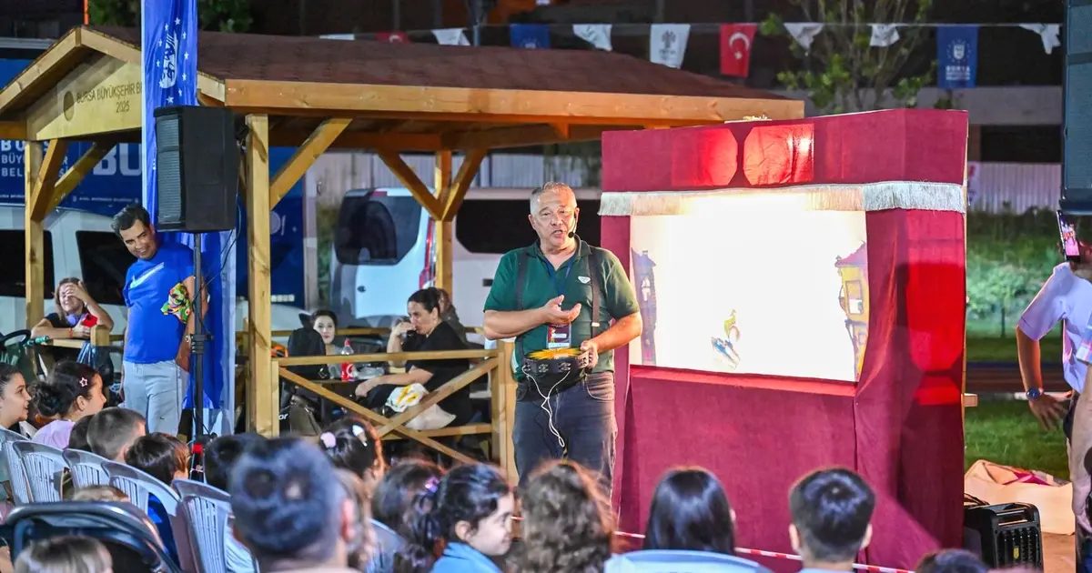 Bursa'da düzenlenen Kukla ve Karagöz Buluşması etkinlikleriyle geleneksel gölge tiyatrosunun