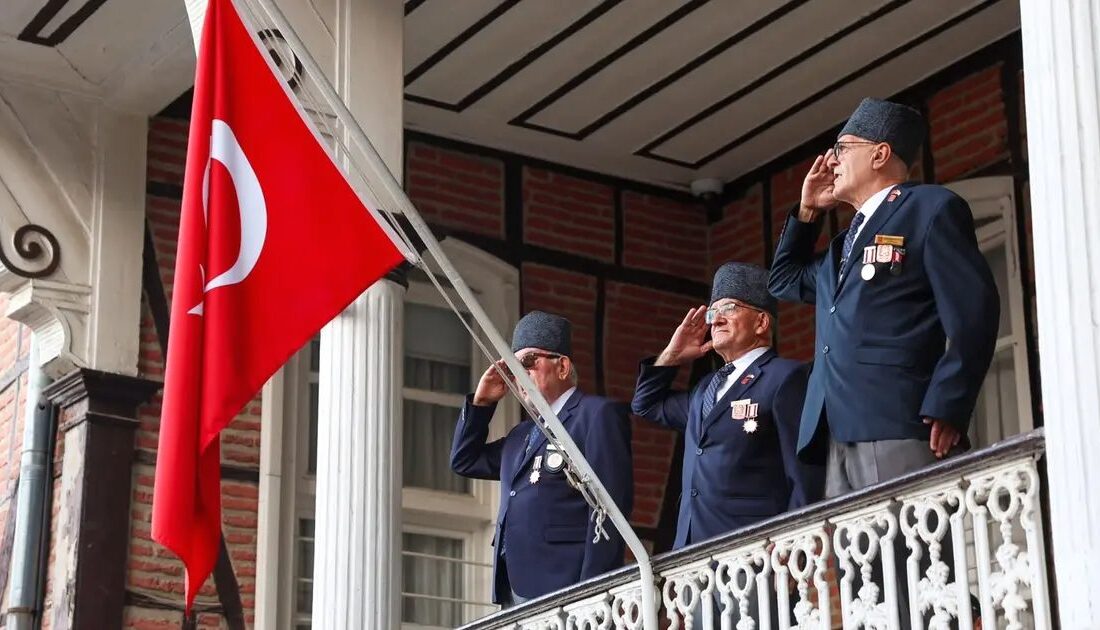 Bursa'da Kurtuluş Günü kutlamalarıyla tarihimiz ve kahramanlarımızı anıyoruz. Bu anlamlı