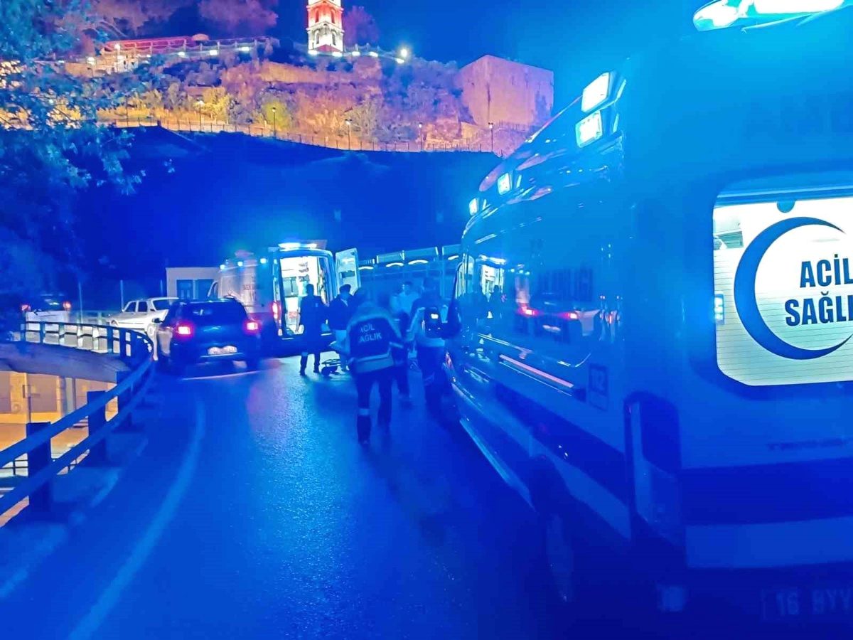 Bursa'da meydana gelen motosiklet kazasında 3 kişi yaralandı, sürücü ise