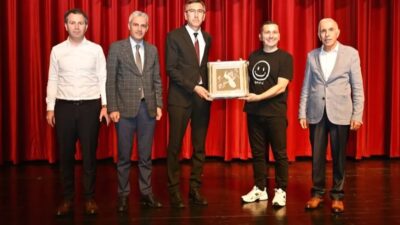 Bursa'da öğretmenler için düzenlenen oyun konferansında, eğitimde yenilikler ve etkileşimli