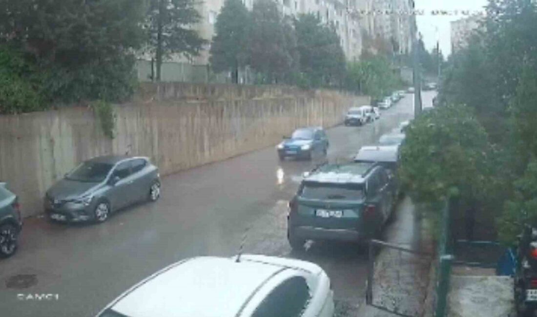 Bursa'da otomobilin park yaparken çarpışması sonucu araç takla attı, kazayla