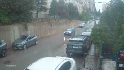 Bursa'da otomobilin park yaparken çarpışması sonucu araç takla attı, kazayla