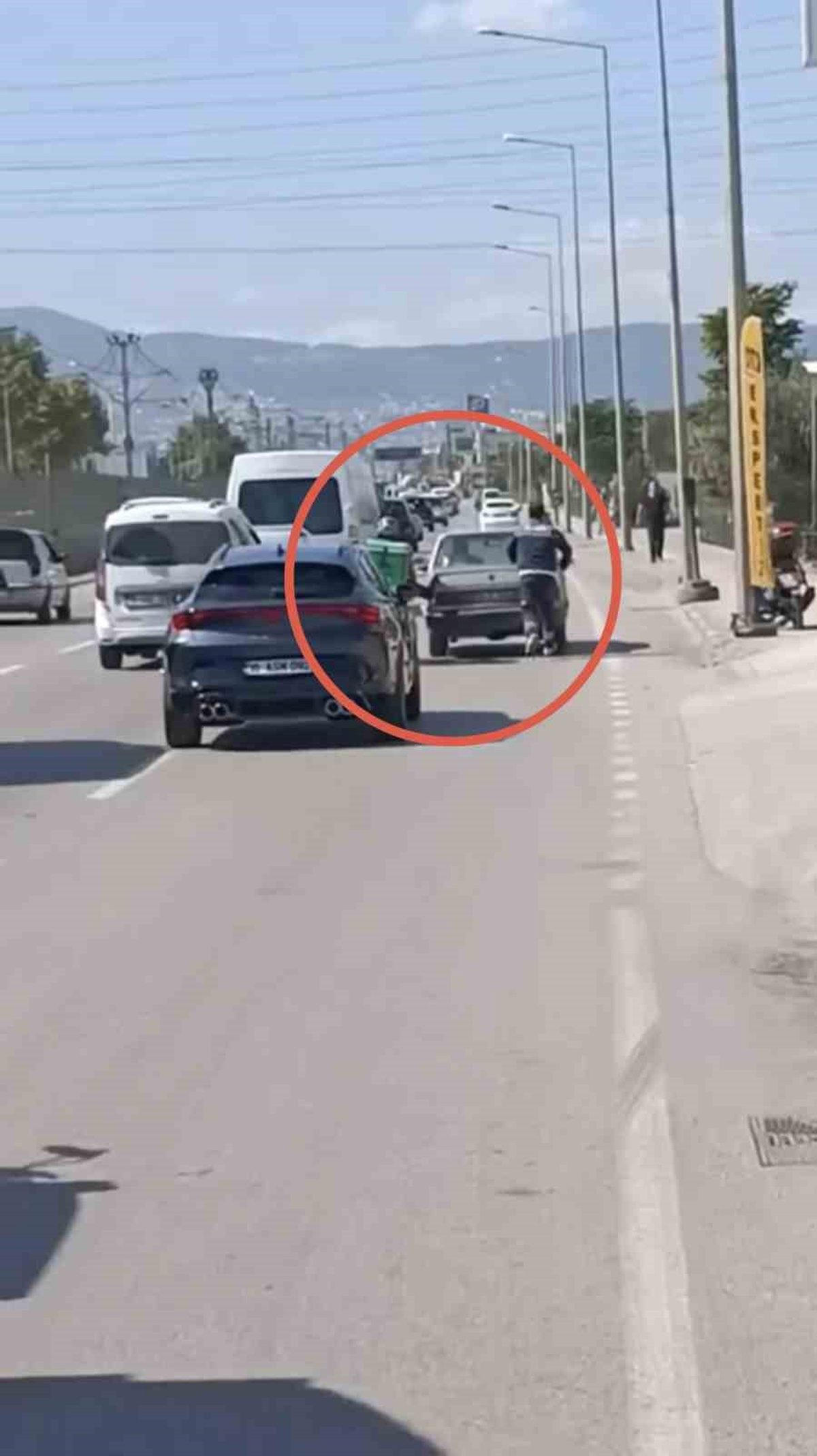Bursa'da otomobil yardımına çevredekilerin müdahalesi, hızlı ve etkili desteğin önemini