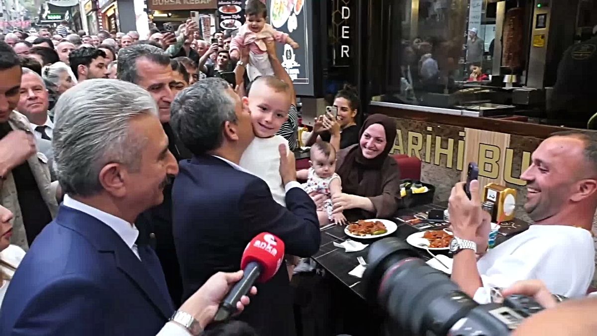 Bursa'da Özgür Özel, esnaf ve emekli ziyaretleriyle toplumun çeşitli kesimlerine