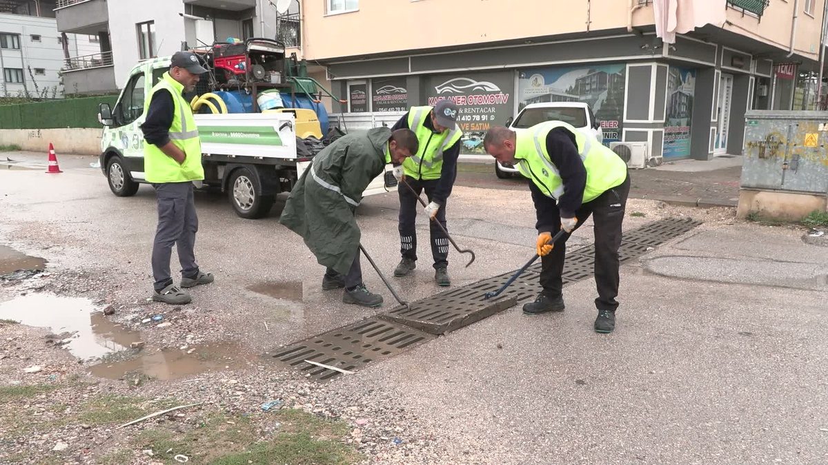 Bursa'da sağanak yağışa karşı olağanüstü müdahale edildi. İlçe ve kent