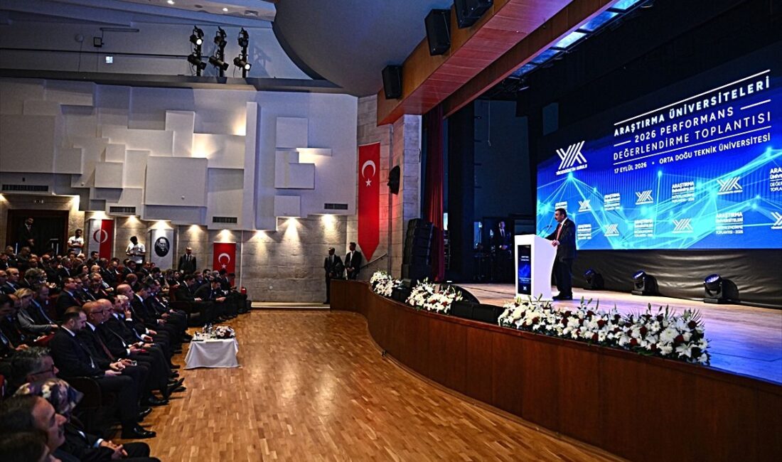 Bursa'da sağlık çalışanları, üstün hizmetleri nedeniyle düzenlenen törende ödüllendirildi. Başarı
