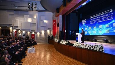 Bursa'da sağlık çalışanları, üstün hizmetleri nedeniyle düzenlenen törende ödüllendirildi. Başarı