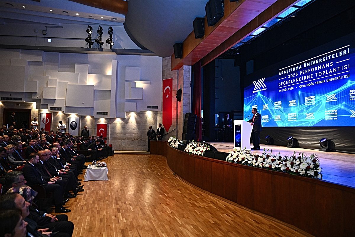 Bursa'da sağlık çalışanları, üstün hizmetleri nedeniyle düzenlenen törende ödüllendirildi. Başarı