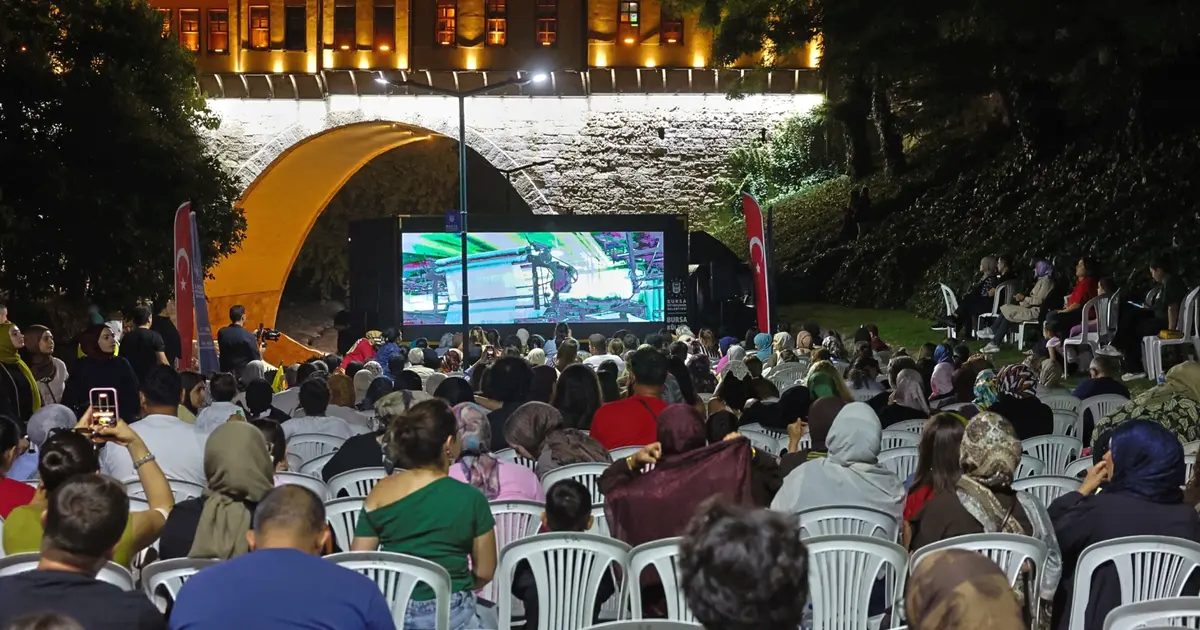 Bursa'da gerçekleşen Sinema Günleri, Kale Meydanı'nda organize edilerek sinema severlere