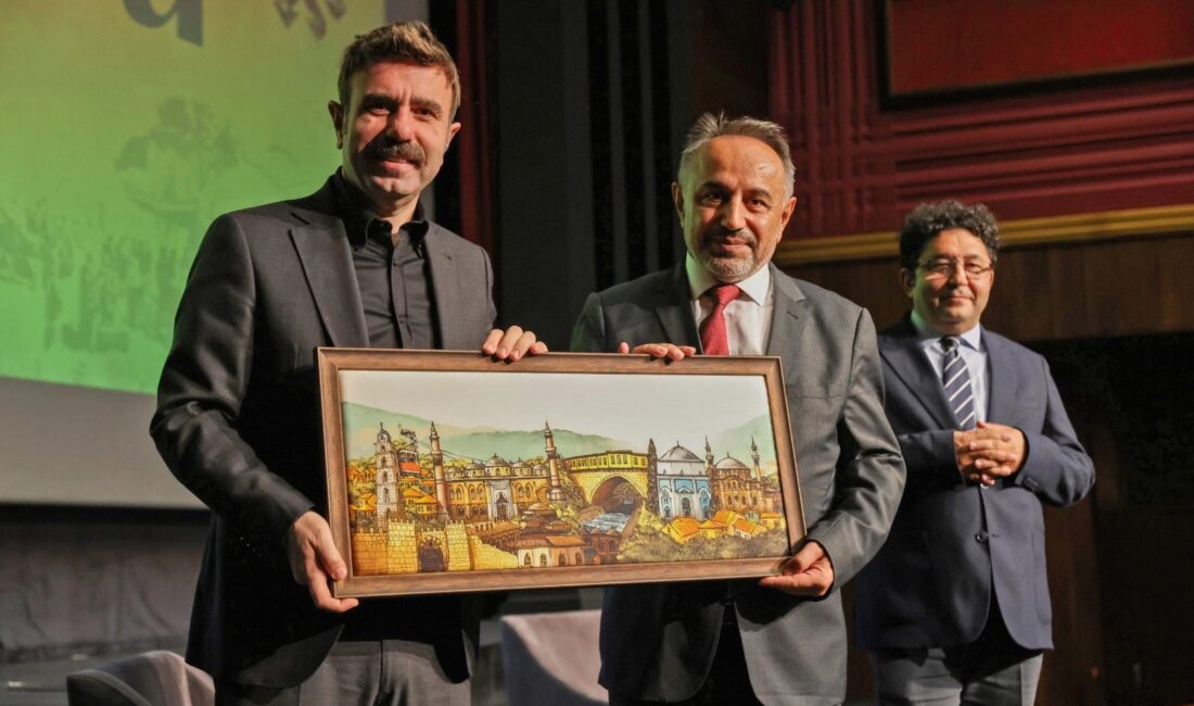 Bursa'da gerçekleşen tarih ve kültür söyleşisi, şehrin zengin tarihine ve