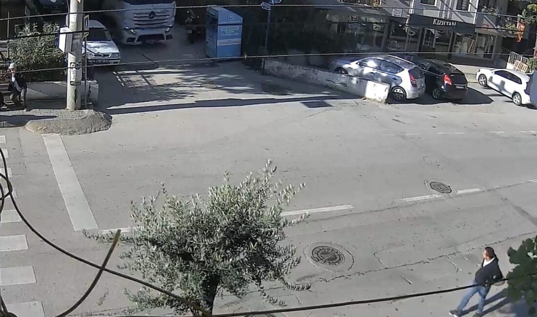 Bursa'da TIR ile toplama kutusunun çarpışması sonucu meydana gelen olay