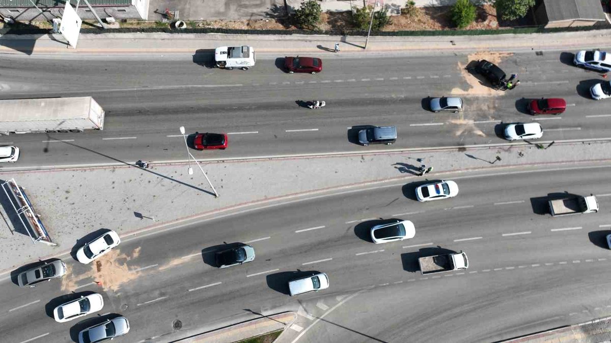 Bursa'da meydana gelen trafik kazasında 2 kişi yaralandı. Yetkililer olay