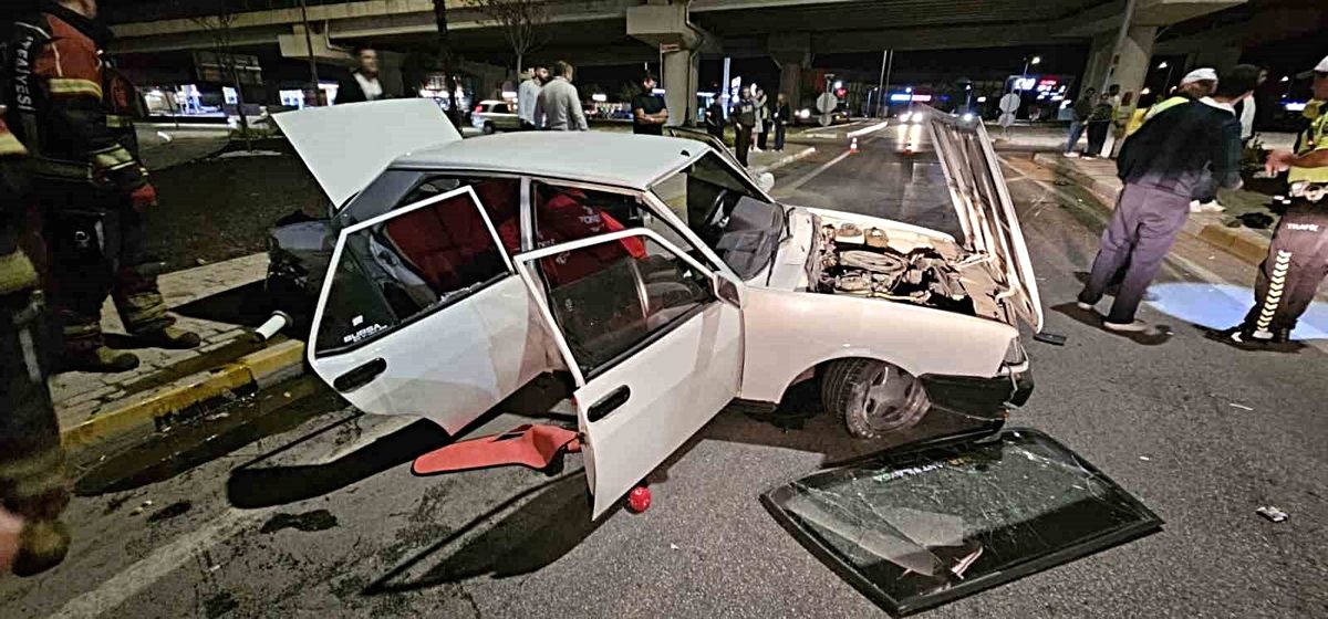 Bursa'da gerçekleşen trafik kazası güvenlik kameralarına yansıdı. Olayın detayları ve