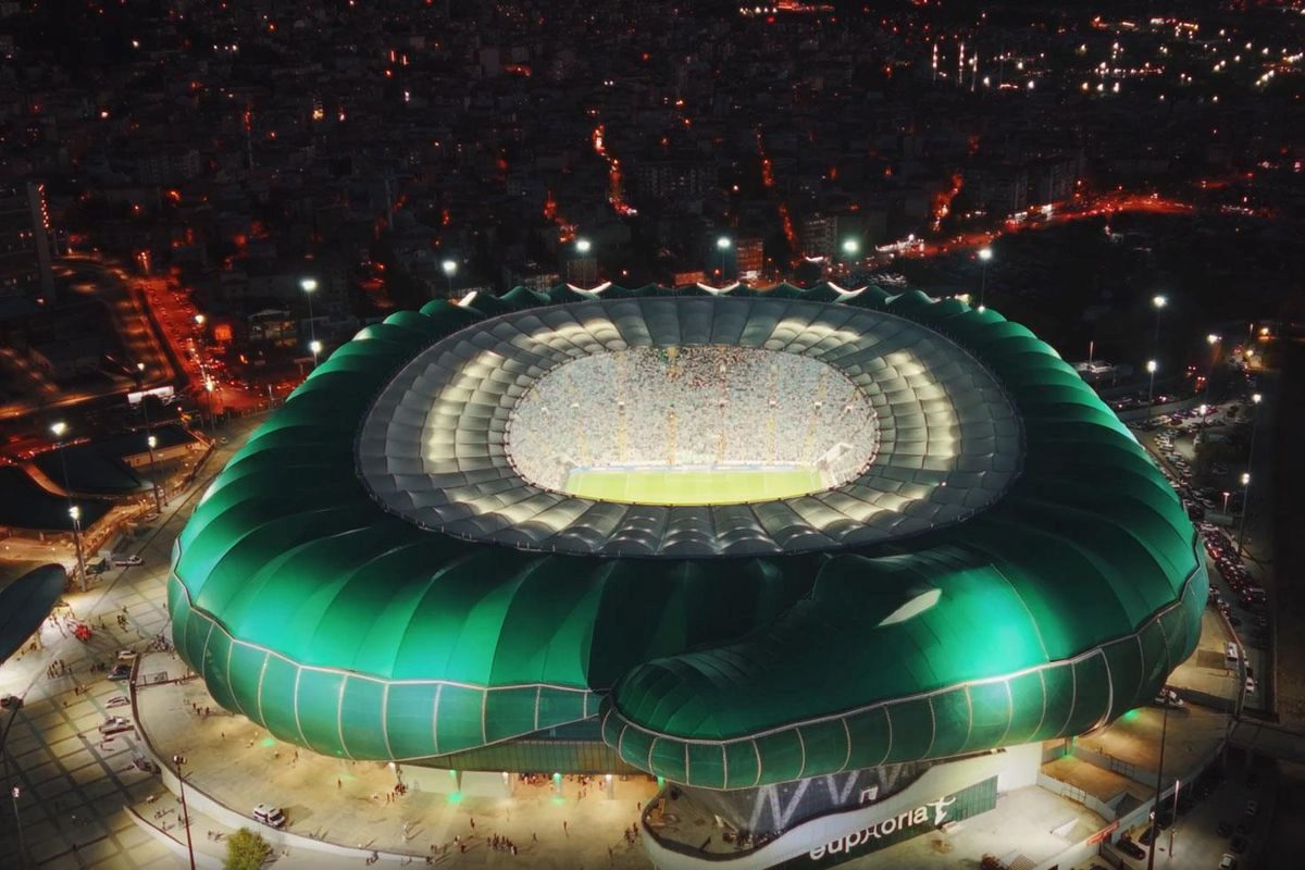 Bursa'da tribünlerin coşkusu zirvede! Heyecan dolu anlar ve unutulmaz anlar