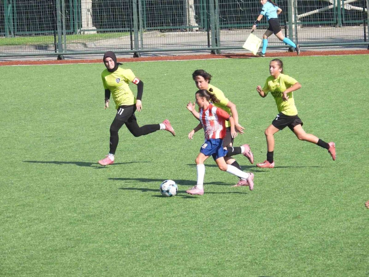 Bursa'da U15 Kızlar Gelişim Ligi, genç yeteneklerin mücadelesine sahne oluyor.