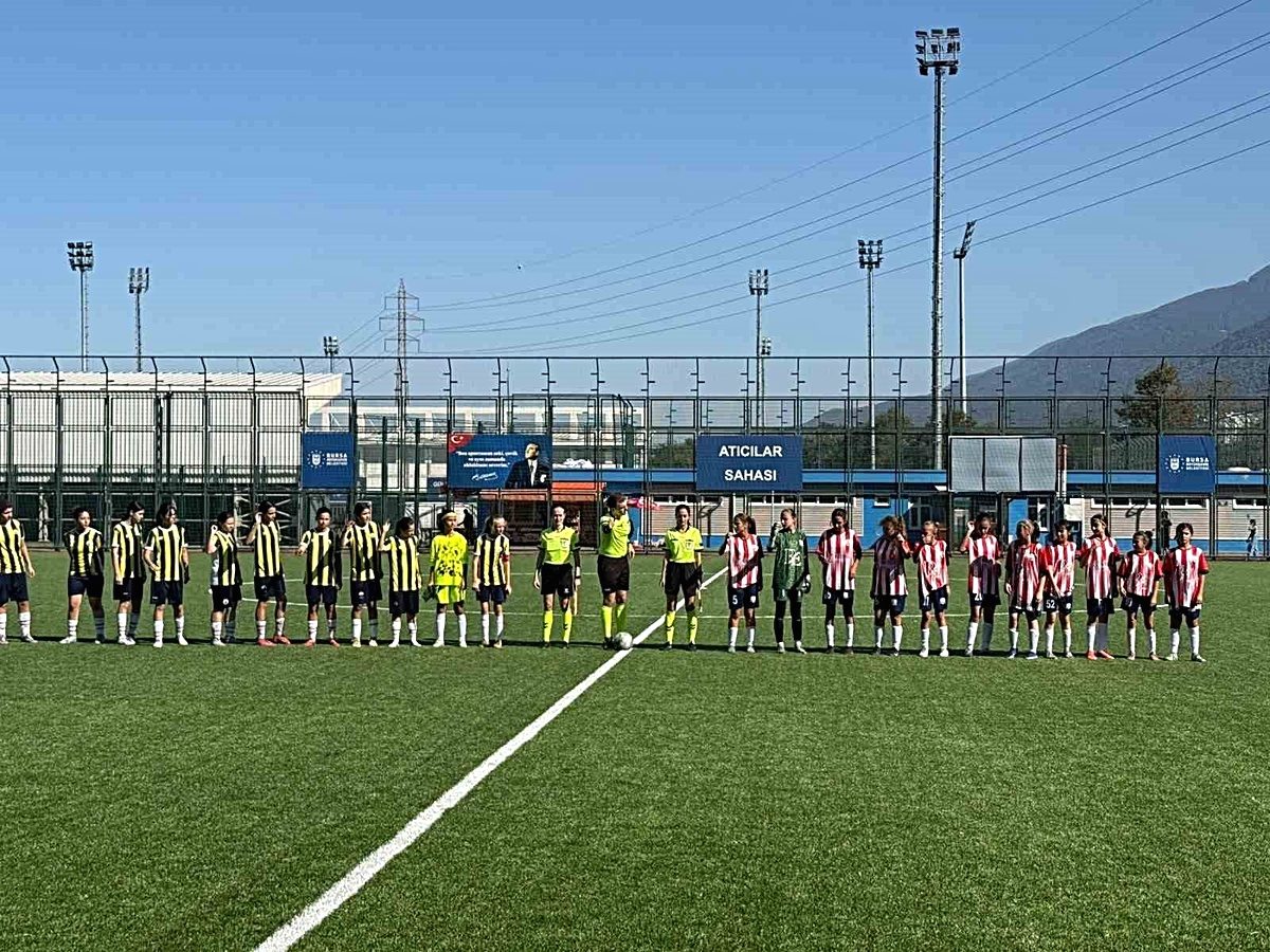 Bursa'da U15 Kızlar Gelişim Ligi mücadelesi, genç yeteneklerin sporla buluştuğu,