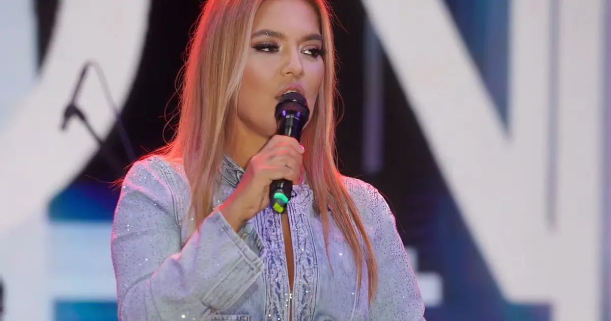 Bursa'da ünlü şarkıcı muhteşem sahne performansıyla hayranlarını büyüledi. Detaylar ve