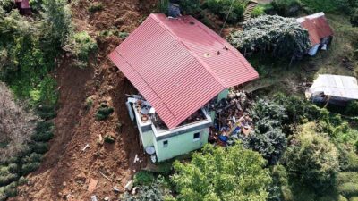 Bursa'da yoğun yağışlar sonucu yaşanan heyelanlar, bölge güvenliğini tehdit etmekte