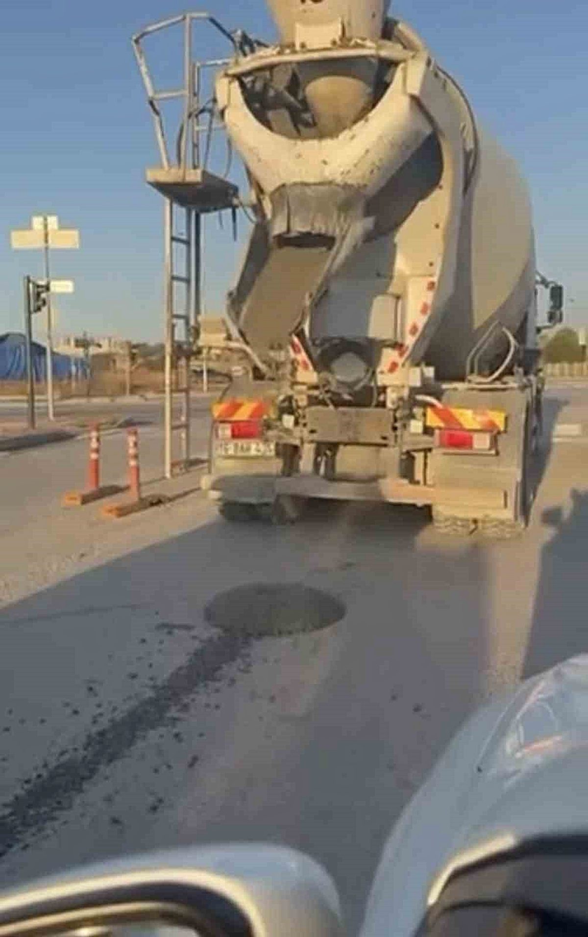 Bursa'da yol üzerinde beton dökme çalışmaları gerçekleştirilmektedir. Güncel gelişmeler için