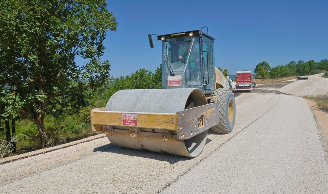 Bursa'da yol yenileme çalışmaları hız kesmeden devam ediyor. Şehir ulaşımını