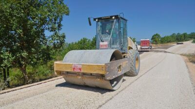 Bursa'da yol yenileme çalışmaları hız kesmeden devam ediyor. Şehir ulaşımını