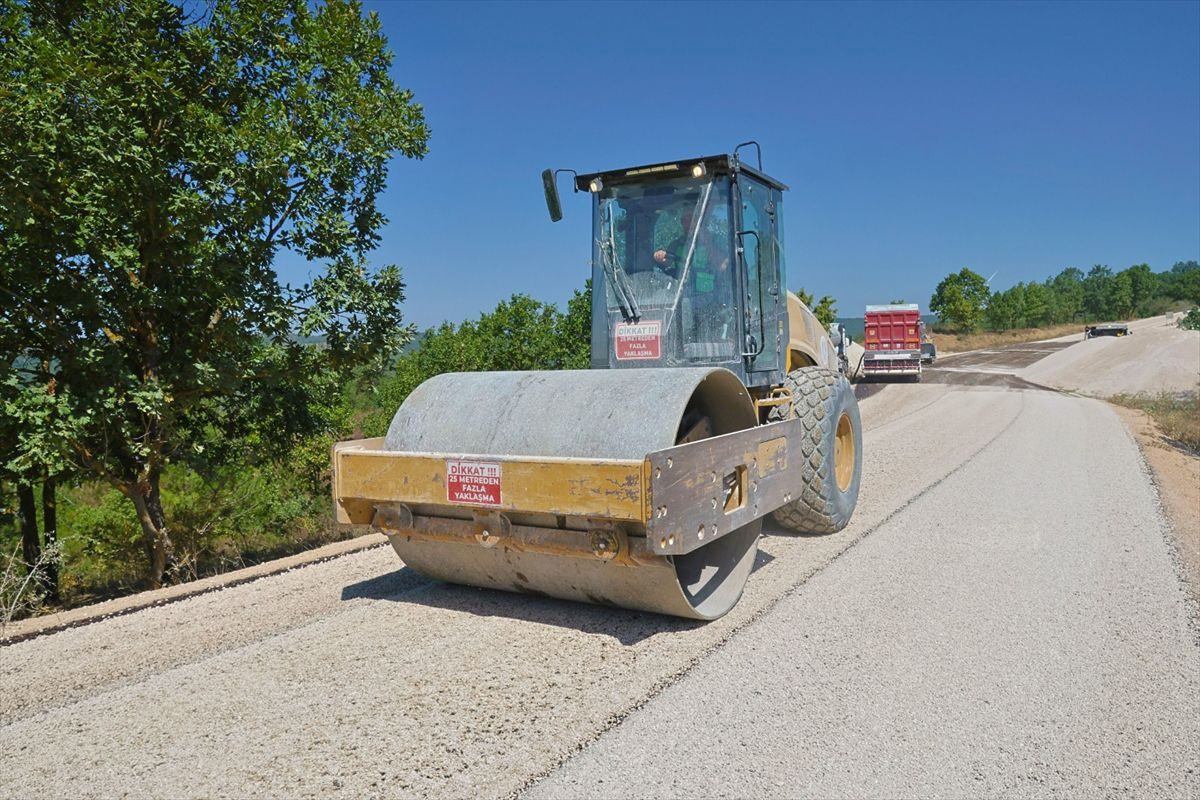 Bursa'da yol yenileme çalışmaları hız kesmeden devam ediyor. Şehir ulaşımını