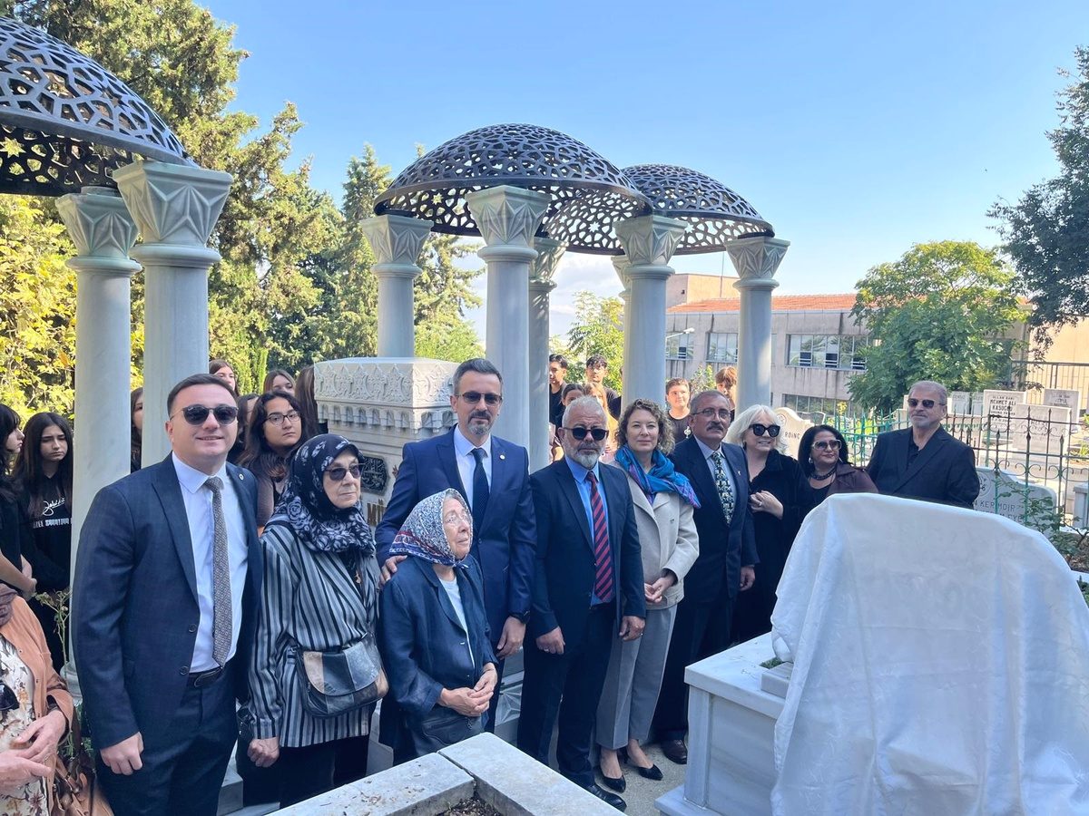 Bursa'da Zeki Müren anma töreni düzenlendi. Sanatçının anısı onurlandırıldı ve