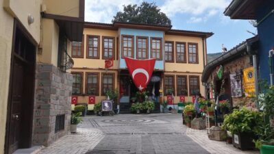 Bursa'daki 300 yıllık manolya ağacı ve Zeki Müren'in izleri hakkında