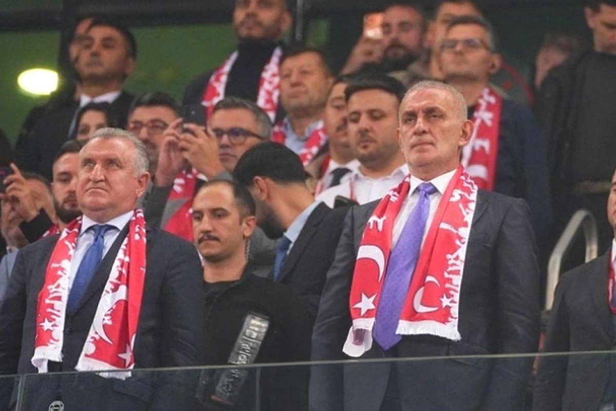 Bursa'daki futbol maçında tezahüratların etkileyici ve coşkulu atmosferiyle ilgili detaylı