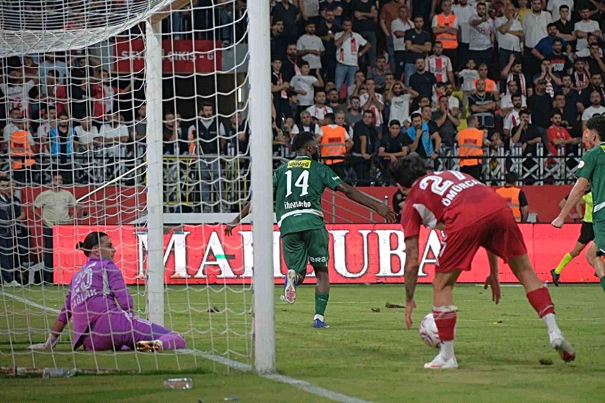 Bursaspor, Batman Petrolspor'u 2-1 mağlup ederek önemli bir galibiyet elde