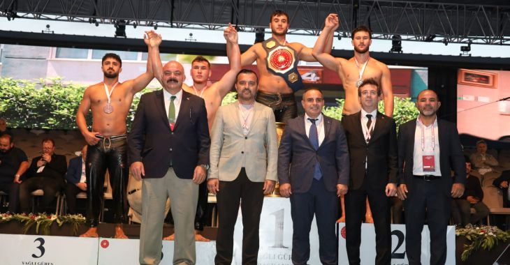 Bursa Büyükşehir Belediyespor güreşçisi Alperen Düzenci, İstanbul’da düzenlenen ‘Yağlı Güreş