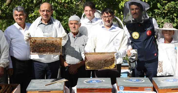 Bursa Büyükşehir Belediyesi, kırsal kalkınmayı önceleyen çalışmalar kapsamında kovan desteği