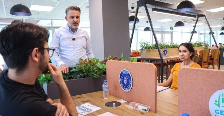 Bursa Büyükşehir Belediyesi’nin, bünyesindeki gençlik merkezlerinde düzenlediği ücretsiz ‘KPSS Ön