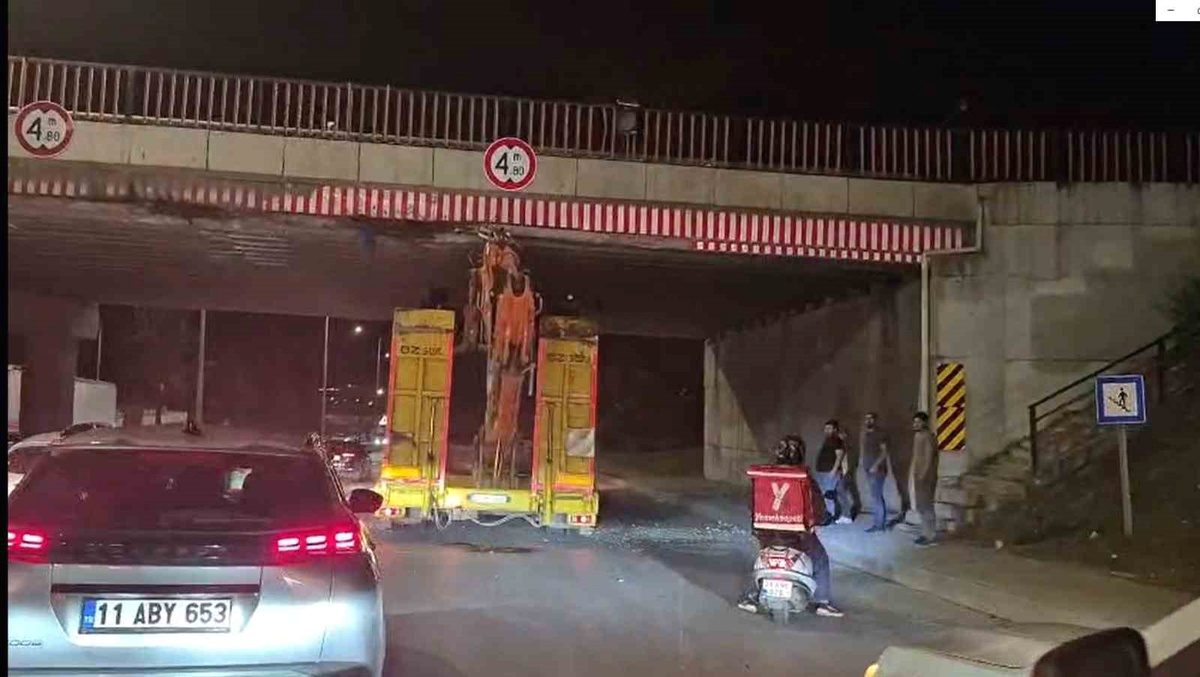 Eskişehir'de iş makinesiyle yük taşıyan tırın sıkışmasıyla ilgili detayları ve