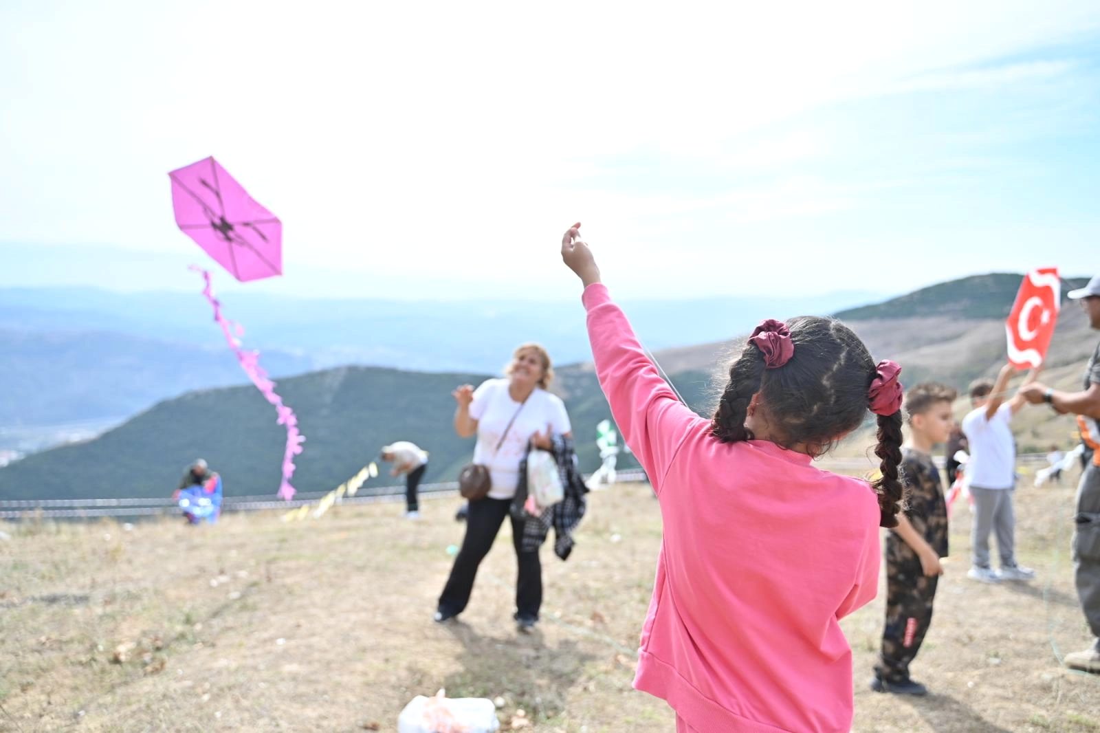 Gemlik'te çocuklar için düzenlenen renkli gün etkinlikleriyle eğlence dolu anlar