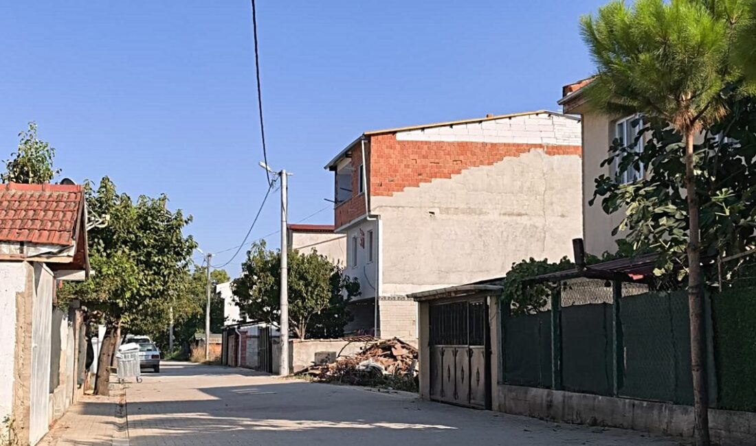 İnegöl'de 2 yaşındaki çocuk, güvenlik önlemlerinin yetersizliği nedeniyle pencereden düştü.