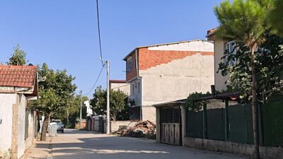 İnegöl'de 2 yaşındaki çocuk, güvenlik önlemlerinin yetersizliği nedeniyle pencereden düştü.